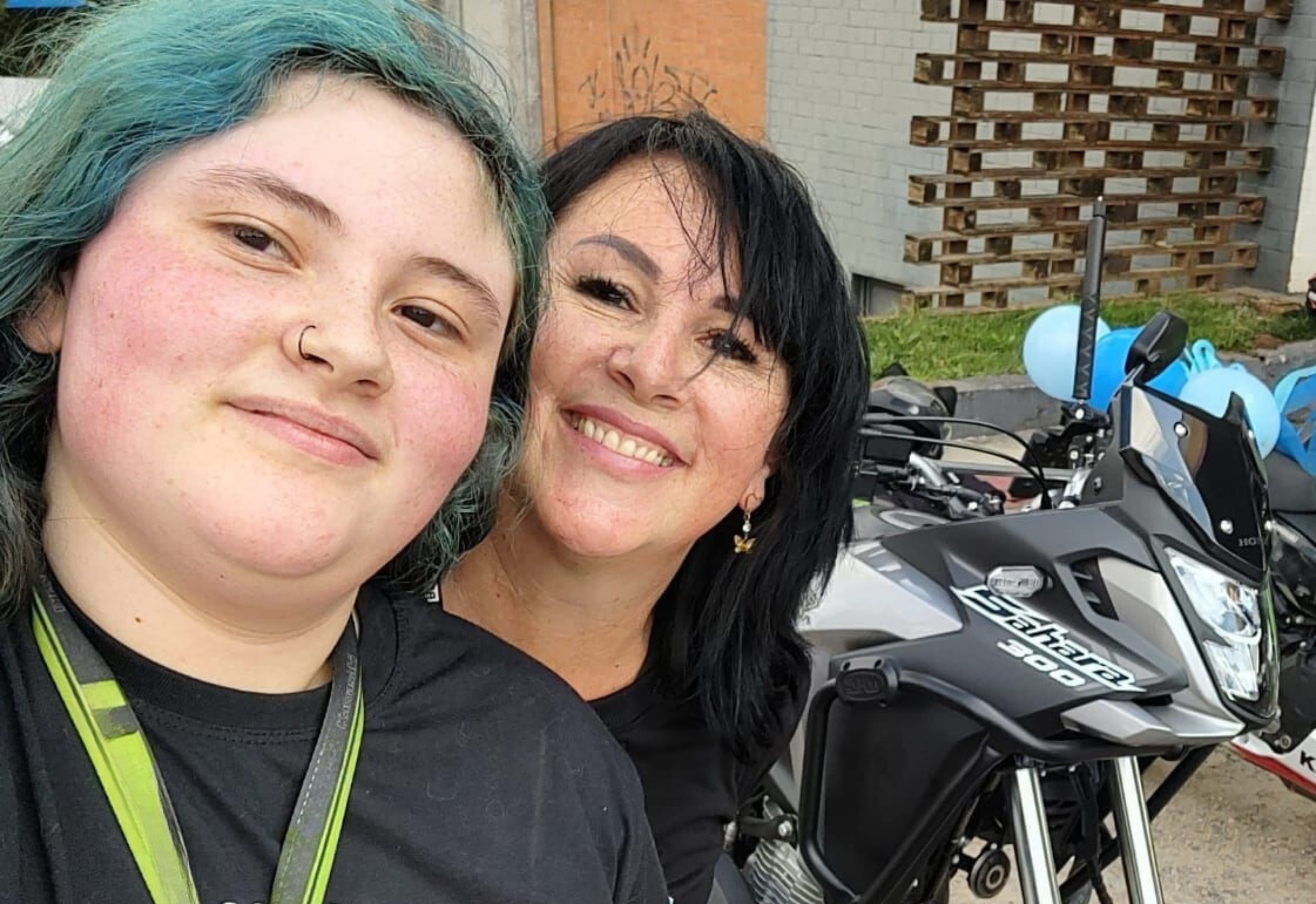 Mãe e filha andam juntas de moto